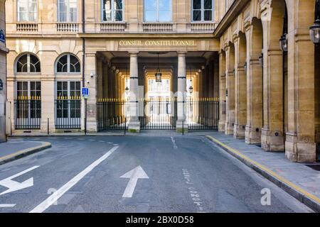 Vorderansicht der Kolonnade am Eingang des Conseil Constitutionnel, der französischen Verfassungsbehörde, im Palais Royal in Paris, Frankreich. Stockfoto