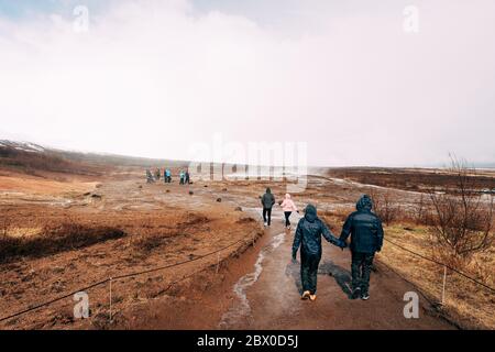 Geyser Tal im Südwesten Islands. Die berühmte Touristenattraktion Geysir. Erdwärmzone Haukadalur. Strokkur Geysir an den Hängen von Stockfoto