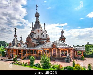 Nowokuznezk, Russland - 29. Juli 2019: Christlicher Tempel des Heiligen Märtyrers Johannes der Krieger. Vintage-Technologien für den Bau in Traditionen von Stockfoto