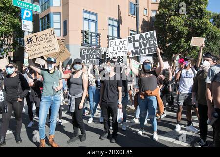 San Francisco, Usa. Juni 2020. San Francisco, Kalifornien - 3. Juni 2020: Demonstranten besuchen George Floyd Black Lives Matter Demonstration und Protest am 3. Juni 2020 in San Francisco, Kalifornien. Quelle: Raymond Ahner/Der Fotozugang Quelle: Der Fotozugang/Alamy Live News Stockfoto