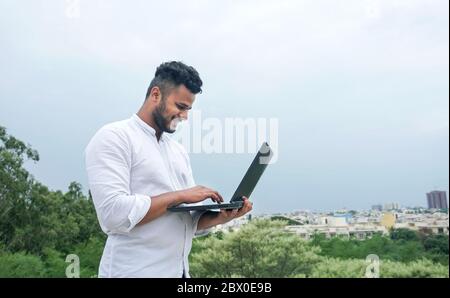 junger Mann auf laptop Stockfoto