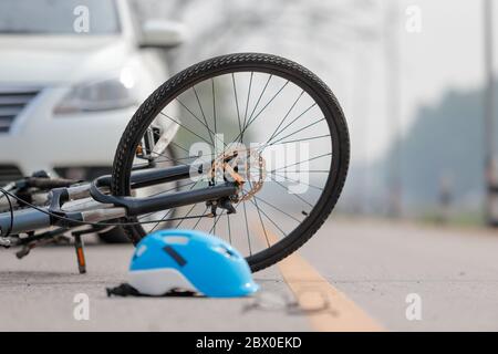 Unfall Auto Unfall mit dem Fahrrad auf der Straße Stockfoto