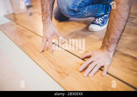 Bodenbelagdienste - Laminatinstallation auf schwimmende Weise Stockfoto