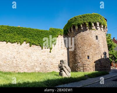 Schief gerocktes Tor Schloss Merseburg in Sachsen-Anhalt in Deutschland Stockfoto