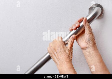 Ältere Frau Holding auf Handlauf für Sicherheit Schritte Stockfoto