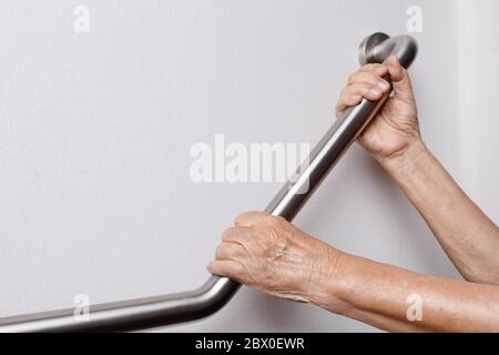 Ältere Frau Holding auf Handlauf für Sicherheit Schritte Stockfoto