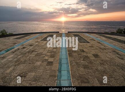 Blick auf den Sonnenaufgang am Meer von der Aussichtsplattform Stockfoto