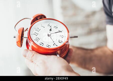 Wecker auf Morgen aufwachen und einen neuen Tag einstellen Stockfoto