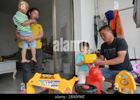 (200604) -- XIUSHUI, 4. Juni 2020 (Xinhua) -- der umgesiedelte Dorfbewohner Hu Shanghai (1. R) und seine Frau (2. L) verbringen Zeit mit ihren Kindern in ihrem neuen Zuhause in einer Umsiedlungsgemeinschaft zur Armutsbekämpfung in der Gemeinde Shangfeng im Landkreis Xiushui, Ostchinesische Provinz Jiangxi, 21. Mai 2020. Die Familie zog 2017 hierher. Während des 13. Fünfjahresplans (2016-2020) in China hat die lokale Regierung in Xiushui 141 Umsiedlungsgemeinschaften für mehr als 10,000 verarmte Landbewohner errichtet, die früher mit dem Leben in den Berggebieten des Landkreises zu kämpfen hatten. Die umgesiedelten Landbewohner jetzt ha Stockfoto