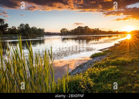 Rudern auf dem Jarun-See bei bewölktem Sonnenuntergang Stockfoto