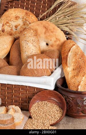 Brotsorten aus Weizenmehl und Roggenmehl. Weizen und Brot auf dem Tisch. Arten von Vollkornbrot. Stockfoto