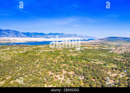 Kroatien, Adria Insel Pag, grünes Tal mit landwirtschaftlichen Feldern und Velebit Berg im Hintergrund Stockfoto