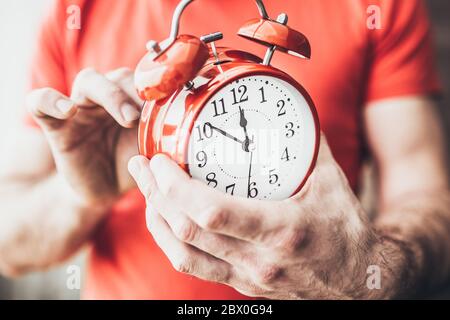 Stellen Sie den Wecker um 7 Uhr morgens - früh aufwachen und nicht überschlafen Stockfoto
