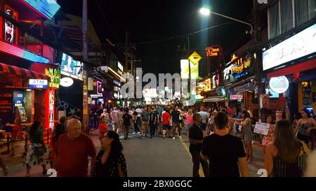 Touristen Waling Auf Bangla Road Walking Street In Der Nacht, Patong Phuket, Thailnad 17/11/2019 Stockfoto