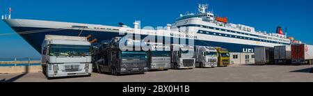 Bari, Italien - 17. Februar 2019:Bari, Italien - 17. Februar 2019:Lastwagen warten auf ein Frachtschiff im Hafen von Bari, Apulien - Es verankert werden Stockfoto