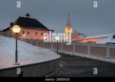 Spasskaya Turm im Kasan Kreml an einem Winterabend Stockfoto