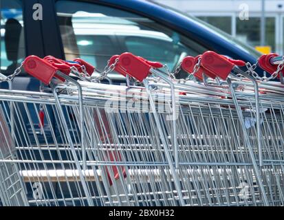 Reihe von Metallwagen vor einem Supermarkt Stockfoto