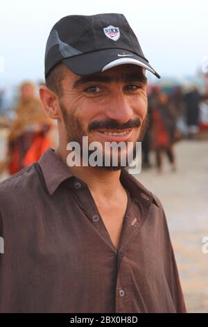 Porträt eines Mannes am Clifton Beach, Karachi, Pakistan 26/06/2012 Stockfoto