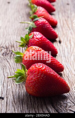 Frische Erdbeeren auf alten hölzernen Hintergrund Stockfoto