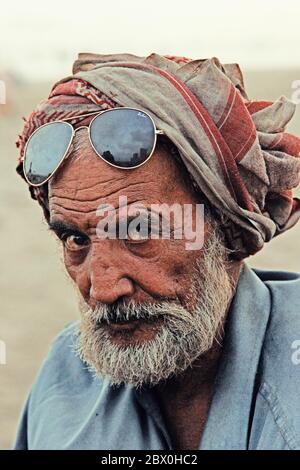 Portrait - Alter Mann am Clifton Strand, Karachi, Pakistan 26/06/2012 Stockfoto