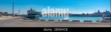 Bari, Italien - 17. Februar 2019: Übersicht der Schiffe im Hafen von Bari, im Hintergrund ist der Glockenturm der Basilika zu sehen. Apulien Stockfoto