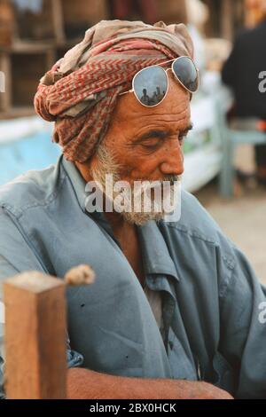 Portrait - Alter Mann am Clifton Strand, Karachi, Pakistan 26/06/2012 Stockfoto