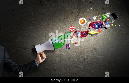 Geschäftsmann hand Megaphon an der Wand Stockfoto