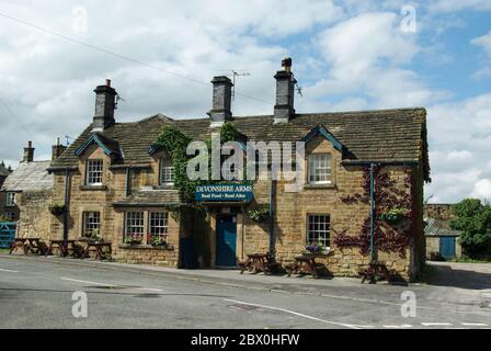 Außenansicht des Devonshire Arms, einem Pub und Hotel, im Herzen des Chatsworth Estate im Dorf Pilsley, Derbyshire. Stockfoto