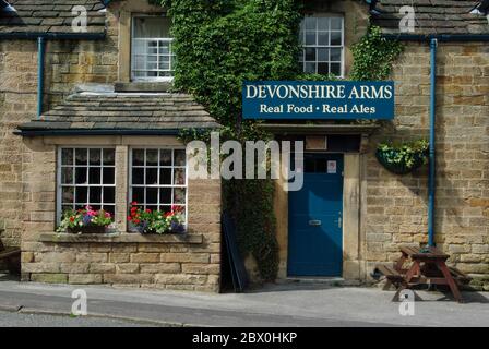 Außenansicht des Devonshire Arms, einem Pub und Hotel, im Herzen des Chatsworth Estate im Dorf Pilsley, Derbyshire. Stockfoto