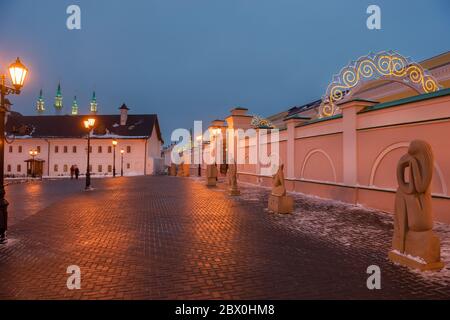 KAZAN, RUSSLAND - 3. JANUAR 2020: Die Seinkman-Passage im Kazan-Kreml ist an einem wolkigen Winterabend für die Neujahrsferien dekoriert Stockfoto