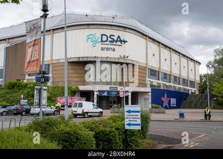 Sheffield UK – Mai 13 2020: FlyDSA Arena Sheffield dient als PPE-Lagerung und fährt während der Coronavirus-Pandemie A durch das Covid-19 Testzentrum Stockfoto