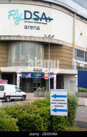 Sheffield UK – Mai 13 2020: FlyDSA Arena Sheffield dient als PPE-Lagerung und fährt während der Coronavirus-Pandemie A durch das Covid-19 Testzentrum Stockfoto