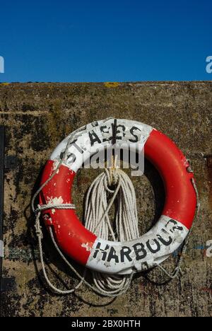 Lebensrettende Ring an der Hafenmauer in St Abbs, Borders, Schottland. Stockfoto