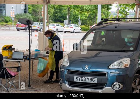 Sheffield UK – Mai 13 2020: Ein Mitarbeiter des NHS erwartet einen Covid-19 Bluttest während der Coronavirus-Pandemie auf dem Parkplatz FlyDSA Arena, der im Test getestet wird Stockfoto