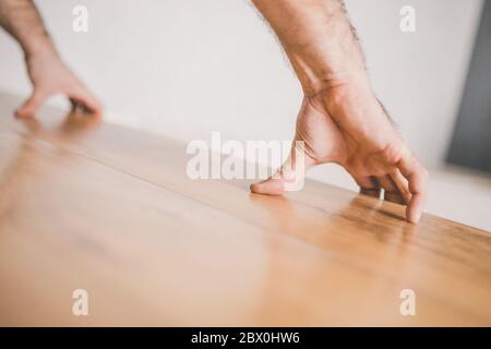 Bodenbelagdienste - Laminatinstallation auf schwimmende Weise Stockfoto