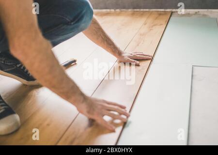 Holzboden Imitation - Einfachheit und Erschwinglichkeit der Laminat-Installation Stockfoto