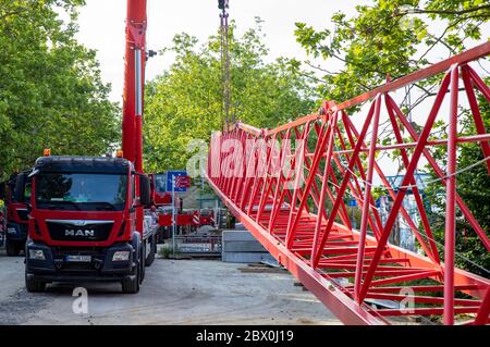 Meersburg, Deutschland. Juni 2020. Demontage des Turmkrans im Hafen Meersburg-Konstanz. Meersburg, 03.06.2020 Quelle: dpa/Alamy Live News Stockfoto