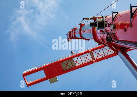 Meersburg, Deutschland. Juni 2020. Demontage des Turmkrans im Hafen Meersburg-Konstanz. Meersburg, 03.06.2020 Quelle: dpa/Alamy Live News Stockfoto