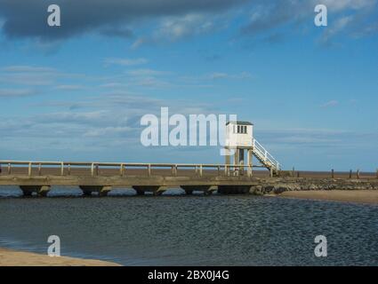 Hütte auf dem Damm nach Lindisfarne Island, Northumberland, Großbritannien Stockfoto