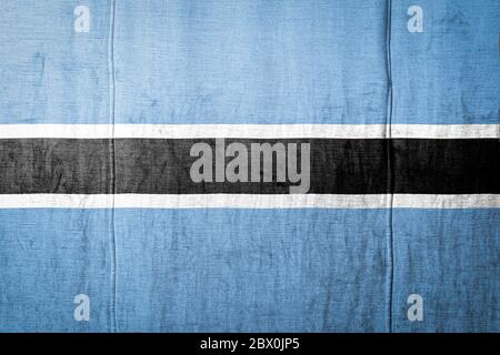 Nationalflagge von Botswana, die in Farbfarben auf altem Leinen abgebildet ist. Flagge Banner auf Stoff Textur Hintergrund. Stockfoto
