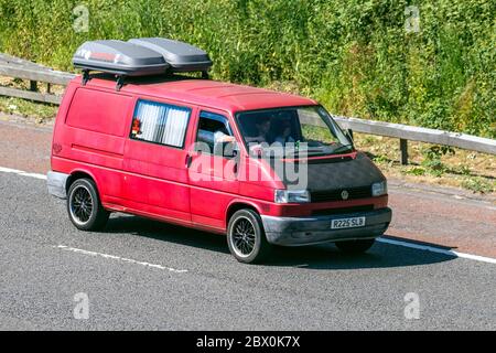 1998 rot vw volkswagen 1200 D LWB; Fahrzeug Verkehr bewegenden Fahrzeuge, Oldtimer, geschätzt, Veteran, alte Zeit, restauriert, Sammlerstück, Motoren, Jahrgang, Erbe, alte erhalten, sammelbare treibende Fahrzeug auf UK Straßen, Motoren, Autofahren auf der Autobahn M6 Stockfoto