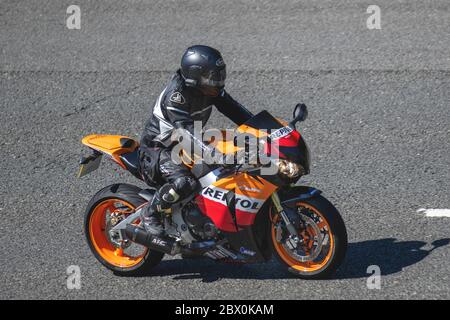 Honda CBR 1000 Ra-G Repsol; Motorradfahrer; zweirädriger Transport, Motorräder, Fahrzeug, Straßen, Motorräder, Fahrradfahrer fahren auf der Autobahn M6 Chorley, Großbritannien Stockfoto