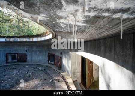 Ein alter Bunker auf der Insel Ristisaari, Pyhtää, Finnland Stockfoto