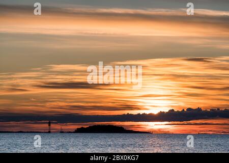 Sonnenaufgang über dem Zentrum von Helsinki, von der Insel Bylandet aus gesehen, Kirkkonummi, Finnland Stockfoto