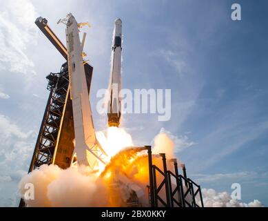 KENNEDY SPACE CENTER, USA - 30. Mai 2020 - die SpaceX Falcon 9 Rakete trägt die Crew Dragon Raumschiff des Unternehmens wird vom Launch Complex 39A gestartet Stockfoto