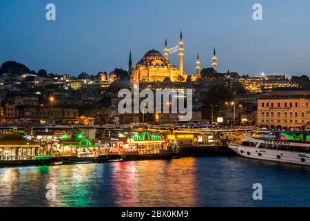 Nacht in Istanbul, Türkei mit der Süleymaniye Moschee (osmanische kaiserliche Moschee). Blick von der Galata Brücke in Istanbul. Sonnenuntergang Stockfoto