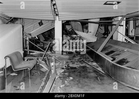 Beschädigte Gepäckzone im Terminal 2 des Londoner Flughafens Heathrow, verursacht durch einen Bombenanschlag im April 1984. Britische Sicherheitsdienste beschuldigten eine libysche Terrorgruppe für die Explosion, die nur drei Tage nach der Ermordung der Metropolitan-Polizeibeamten Yvonne Fletcher und der Verwundung von zehn Demonstranten auf der Straße durch Maschinengewehrfeuer vor der libyschen Botschaft in London stattfand. Stockfoto