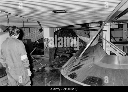 Beschädigte Gepäckzone im Terminal 2 des Londoner Flughafens Heathrow, verursacht durch einen Bombenanschlag im April 1984. Britische Sicherheitsdienste beschuldigten eine libysche Terrorgruppe für die Explosion, die nur drei Tage nach der Ermordung der Metropolitan-Polizeibeamten Yvonne Fletcher und der Verwundung von zehn Demonstranten auf der Straße durch Maschinengewehrfeuer vor der libyschen Botschaft in London stattfand. Stockfoto