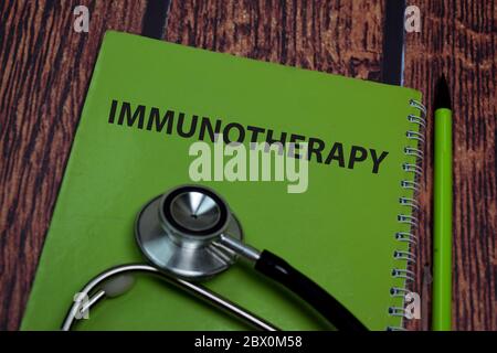 Buch über Immuntherapie isoliert auf Holztisch. Stockfoto