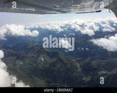 Österreicher wunderschöne Berglandschaft von einem kleinen Flugzeug aus gesehen 2017 Stockfoto